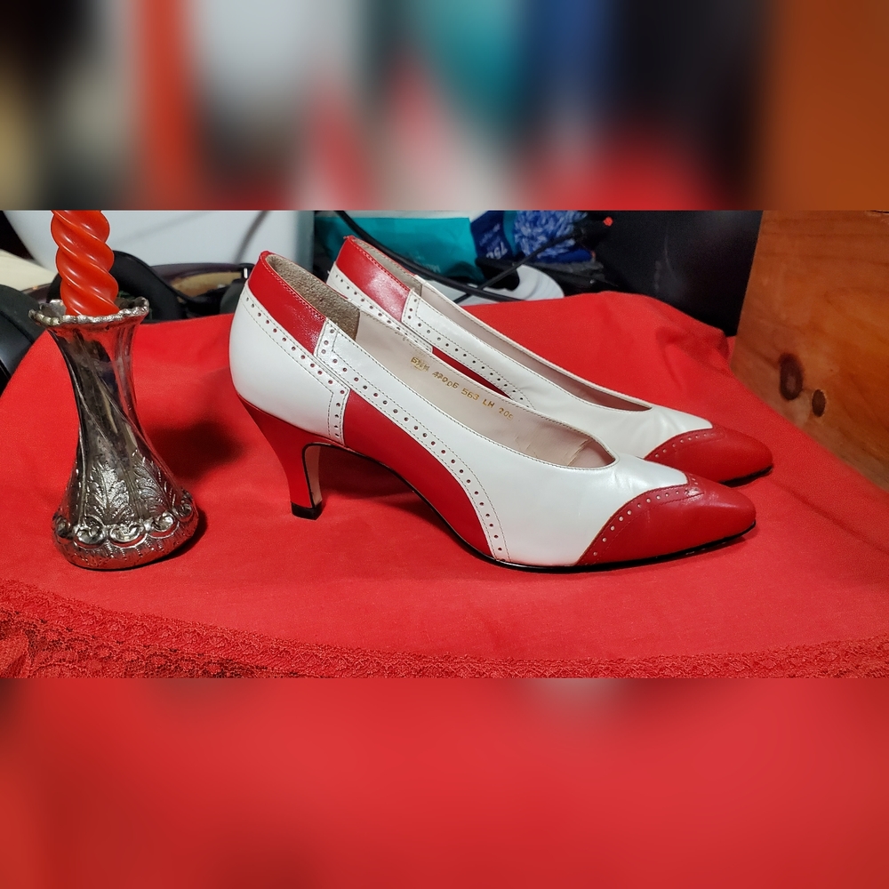 Vintage red/white womens carriage court wingtip heels